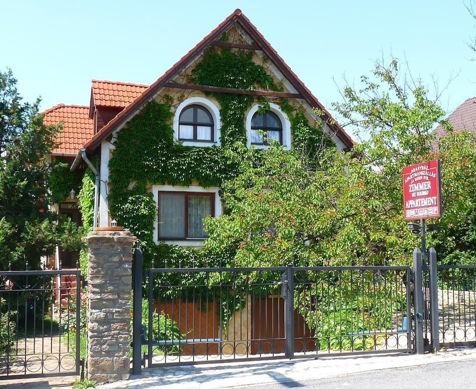 Aranyhaz Apartmanszallas ティハニ エクステリア 写真